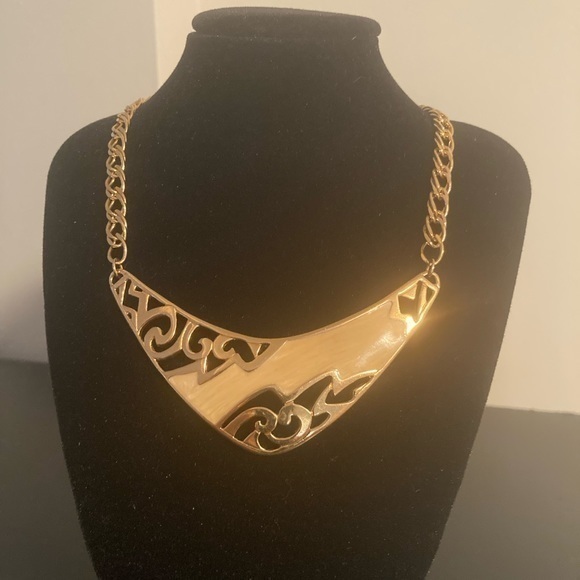 Jewelry - Golden and cream accent necklace